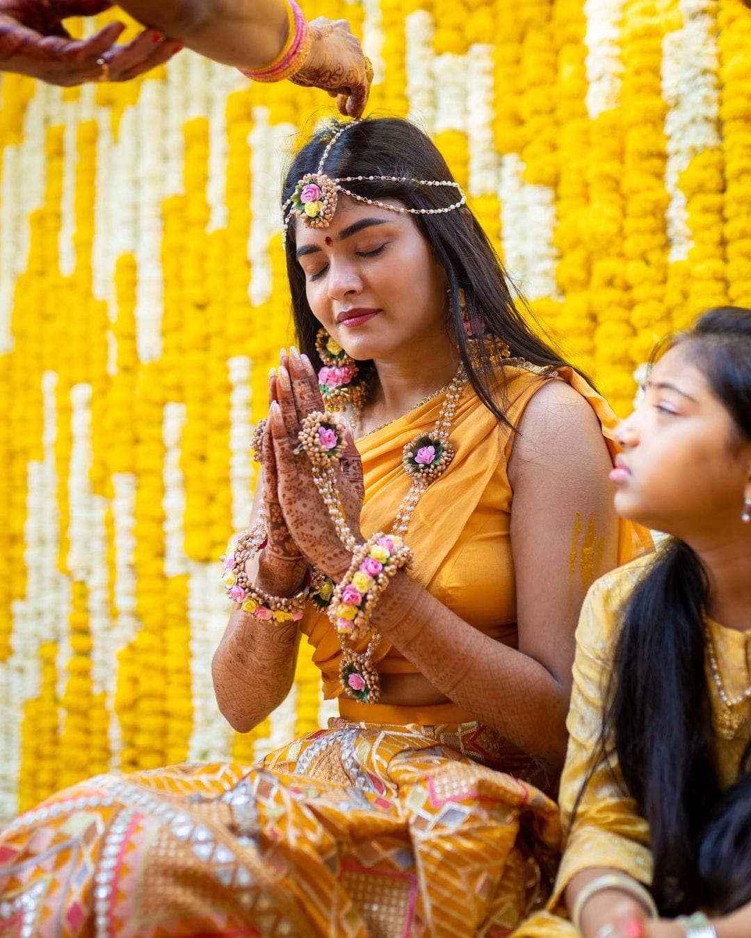 Aggregate more than 70 haldi poses for bride latest